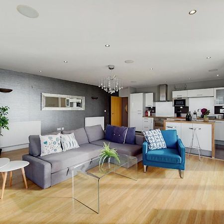 Deluxe Three Bedroom Apartment By London Excel Stays Bagian luar foto