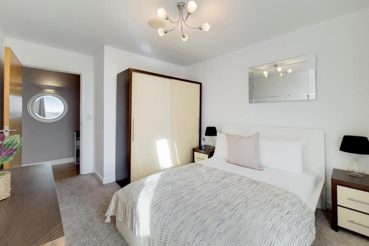 Deluxe Three Bedroom Apartment By London Excel Stays Bagian luar foto