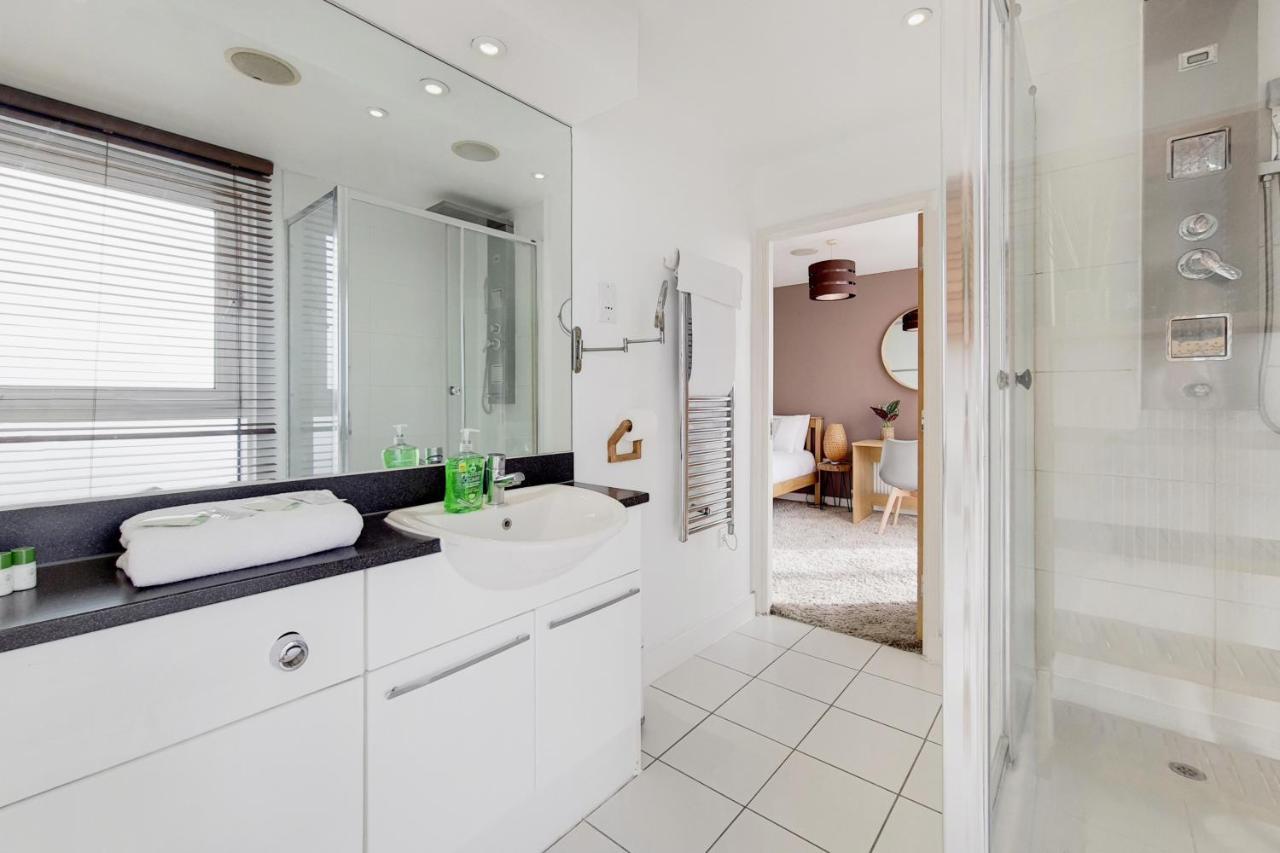 Deluxe Three Bedroom Apartment By London Excel Stays Bagian luar foto