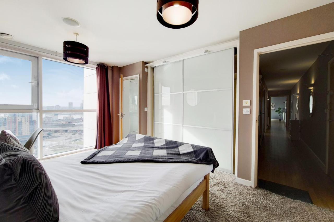Deluxe Three Bedroom Apartment By London Excel Stays Bagian luar foto
