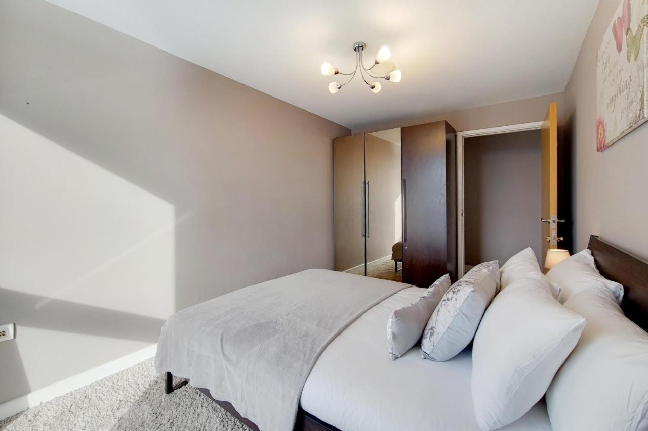 Deluxe Three Bedroom Apartment By London Excel Stays Bagian luar foto
