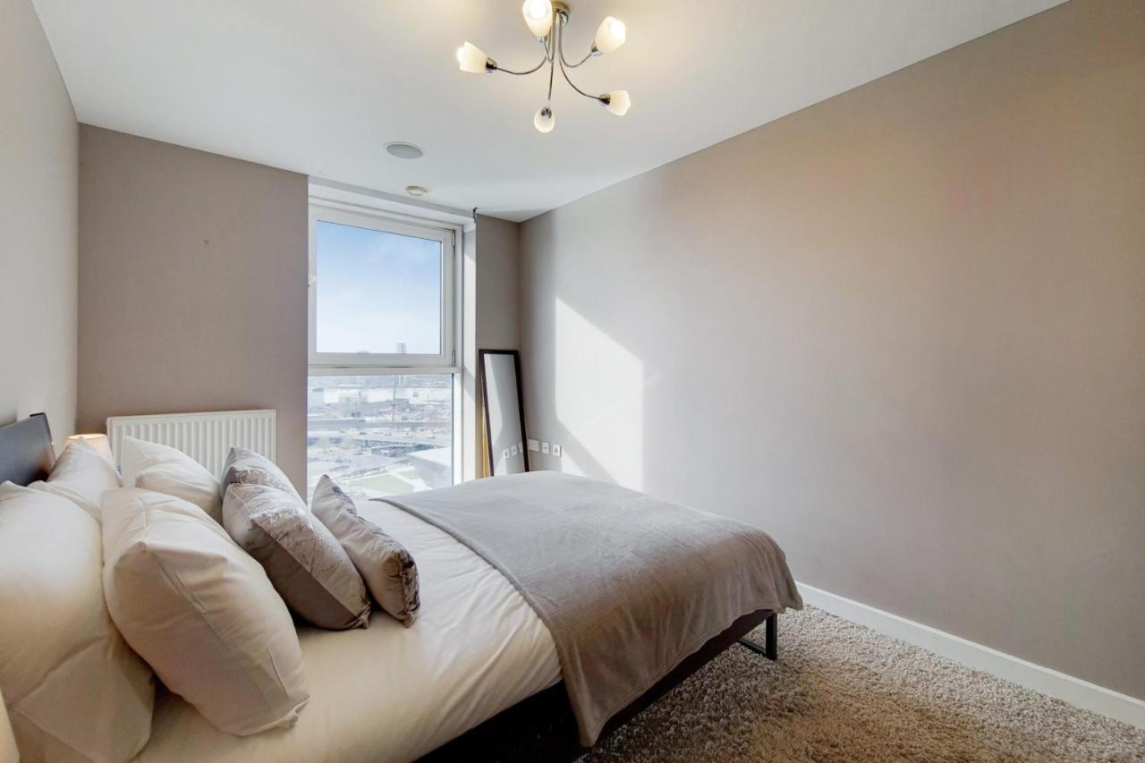 Deluxe Three Bedroom Apartment By London Excel Stays Bagian luar foto