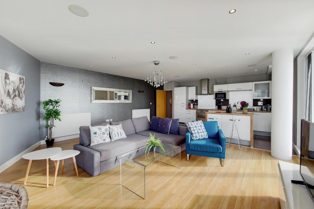 Deluxe Three Bedroom Apartment By London Excel Stays Bagian luar foto