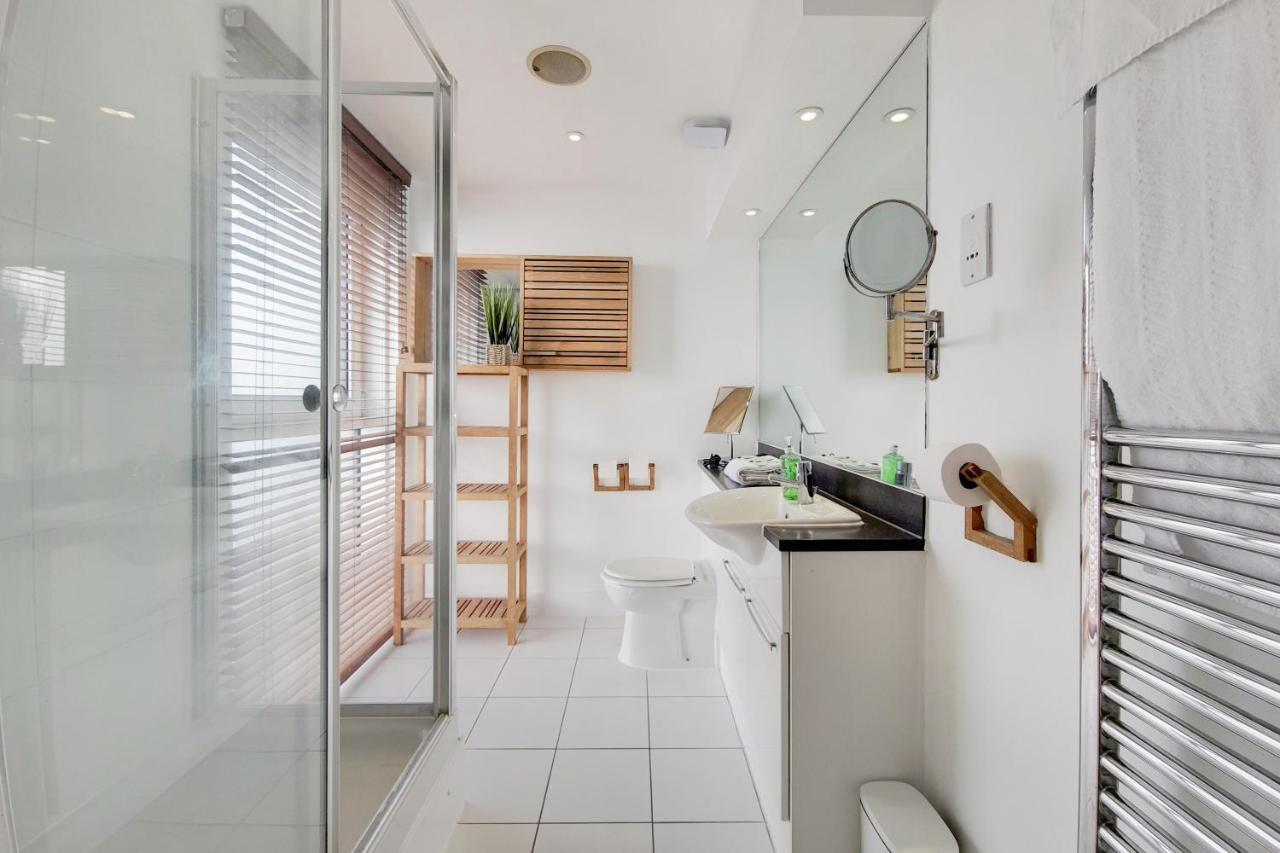 Deluxe Three Bedroom Apartment By London Excel Stays Bagian luar foto